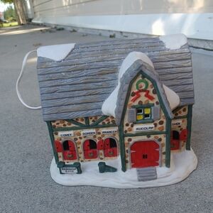 1993 Christmas Village Prettique Kringle Mountain Reindeer Barn Lighted House